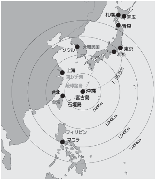 那覇を中心に円を描くと、東京よりもマニラやソウルの方が近いことが分かる