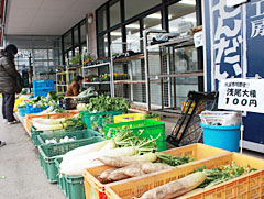 「よってけし響が丘」店では店の外にまで地元産野菜が並べられていた