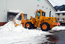 雪室に雪を入れる作業。ひと夏を越しても、大量の雪が溶けずに残る