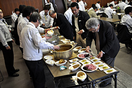 営農活動発表会では地域食材を使ったカレーの試食も