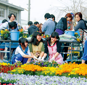 4月16日・岩手県の宮古駅前広場（写真）。この日、市内がボランティア150人によって（財）花と緑の農芸財団や釧路市の造園会社などから贈られた１万株余の花々で飾られた（写真提供・岩手県宮古市）