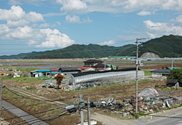 北上川沿いの農地。河口沿いでは３カ月後でも農地にがれきが