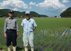 生育は順調だという中野生産組合の佐藤さん（左）と渡辺さん