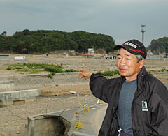 「自分の家があったところだ」と、何もない平地を指す高屋敷さん