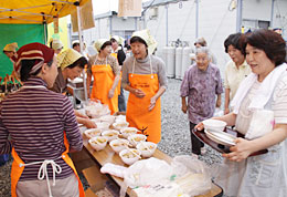 女性部による宮古市赤前仮設団地での炊き出し（写真提供＝ＪＡ新いわて）