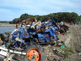 まるで「農機の墓場」だ。ＪＡグループ福島では各ＪＡから職員を出し、除去作業することを決めた（南そうま市で）