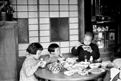 昭和31年ごろの食卓を囲む子どもたち