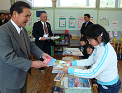 ＪＡでは管内の全小学校に毎年教材を贈呈している。（片貝小学校の贈呈式で）