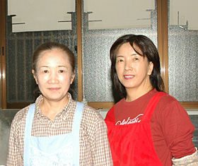 足立友美さん（左）と臼井美千代さん