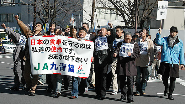 大会終了後、日比谷公園から霞が関の官庁街、永田町へとパレード。各県ごとにスローガンを掲げた