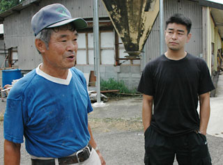 田畑光雄さんと収一さん（右）