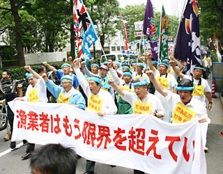 日比谷で開催された「漁業経営危機突破全国漁民大会」終了後に霞ヶ関周辺をデモ行進