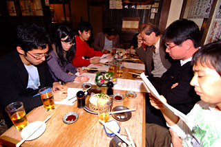 卒論づくりの中間報告会（「渋谷　宮益坂　とんがらし」にて）