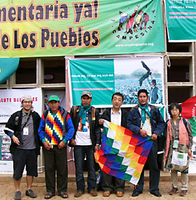 ボリビアの農民連合の人々と真嶋副会長（右から３人め）