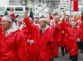 「虚論」にだまされない運動が求められている（写真は昨年12月WTO対策全国緊急集会後のデモ。都内で）