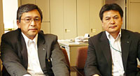 岩田得宏・総合管理室室長（右）と藤井辰美 同室次長
