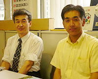 小野塚修一・食品政策課長（左）と山口和海農政課主査