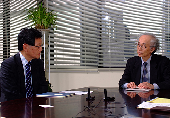 神野氏（左）と内橋氏