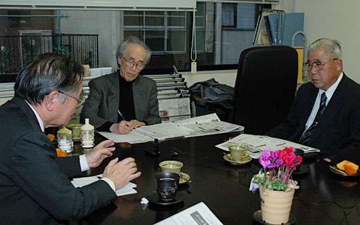 （左から）梶井教授、内橋氏、駒口氏（＝2009年12月、農協協会事務所にて）