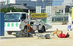 スタントマンによる自転車安全教室