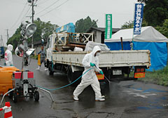 ５月、現地では懸命の防疫作業が続いていた。大量の殺処分に「涙がポロポロ出てきます」との声―。胸が痛んだ（川南町内で）