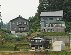 自力再生した住宅のなかに建つ公営住宅