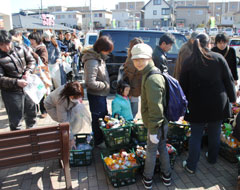 大地震の翌日、店頭での販売の様子