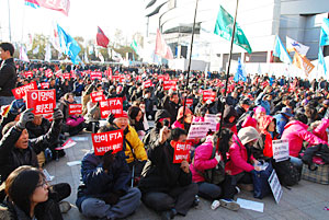 「韓米ＦＴＡ無効」「李明博退陣」「韓米ＦＴＡは農業崩壊宣言だ」などのプラカードを手に、韓米ＦＴＡ廃止を訴えるデモ隊
