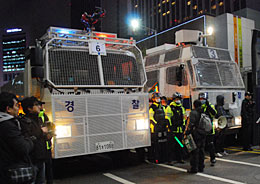 デモ行進を防ぐため「警察」と書かれた水車で、道路を封鎖した警察