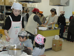 子どもたちも興味津々