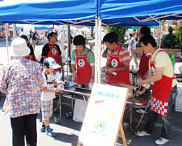 十勝地区農協青年部協議会の活動の一コマ。農業理解のため自信と意欲をもって営農を実践していることをＰＲすることや、食農教育に積極的に取り組むことなどを「ポリシーブック」のなかに自らの行動目標として盛り込んでいる。