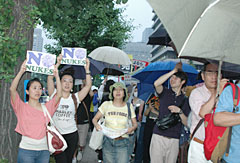 ７月６日、反原発を訴え官邸前をデモ行進する参加者。若者や子ども連れも目立った。ＴＰＰ問題も幅広い国民に訴えていく必要がある