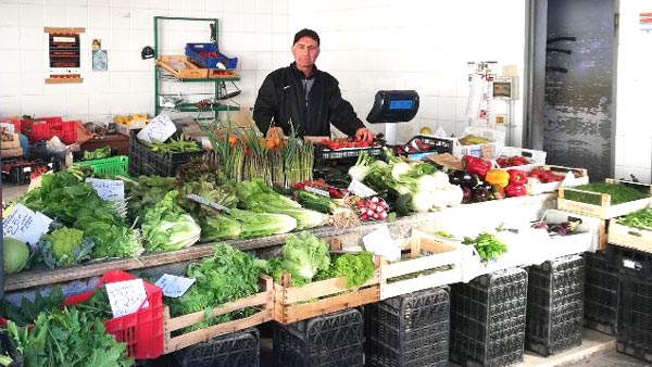 野菜を売るっているクリスティアーノさんの店