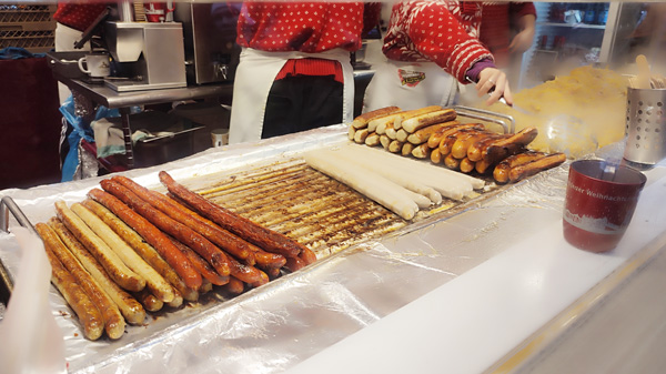 色んな種類のソーセージ。ホットドッグか、またはカレーソースに和えて食べます。