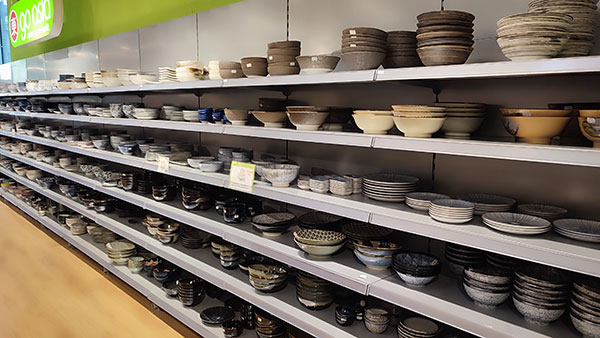 go-asia-店内。並ぶ食器類はおわん型のものが多い。