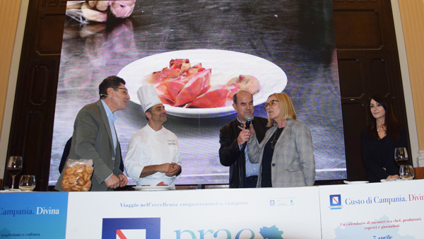 会場。壇上で料理や食材の説明