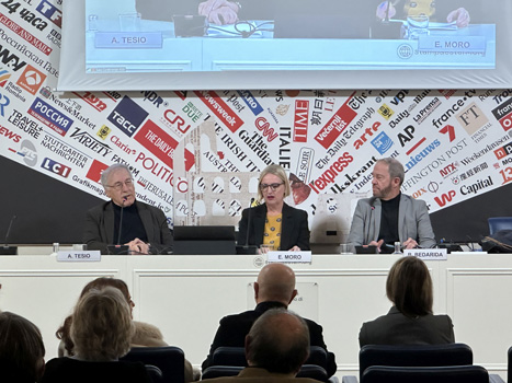 外国人記者協会でナポリのクリスマス料理について話すモーロ教授