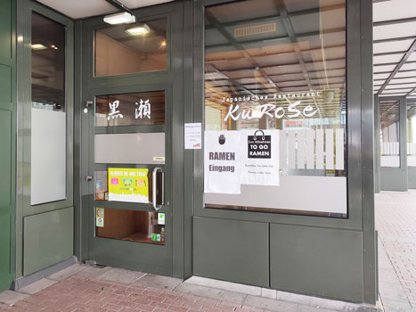 店の正面入り口には「ラーメン持ち帰りできます（Ramen-To-Go）」との張り紙