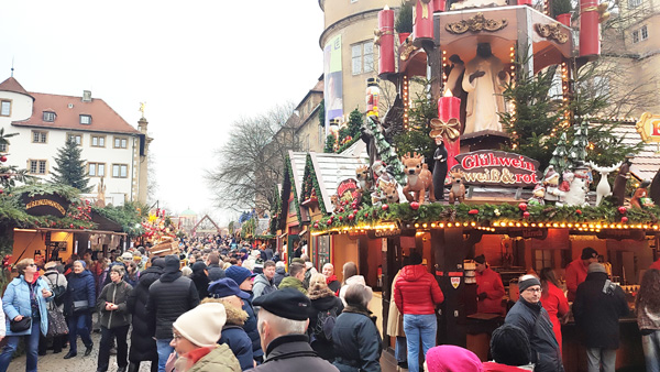 シュトゥットガルトでは、毎年、屋台の屋根の装飾の絢爛さを競うコンテストも同時に行われている。