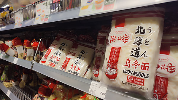 go-asia-店内。商品名は日本語、中国語、英語の併記が目立つ