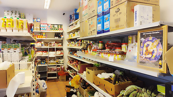 インド系アジアショップ店内。お香や神様の像なども売っている