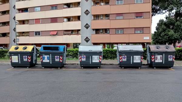 道路の置かれた大型のゴミ容器