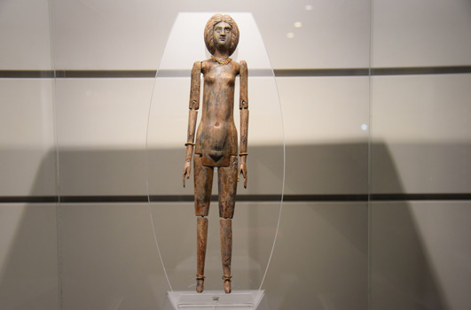 10才ほどの女の子のお棺に入っていた木彫りの人形