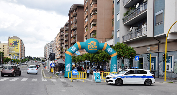 道路を占拠している会場と市警のパトカー