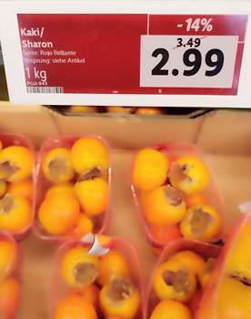 秋の味覚のカキはドイツ語でもKaki。1キロで2.99ユーロ。