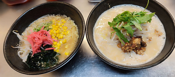 ヴィーガン仕様の野菜ラーメン（左）と、キノコと豆腐を使っているヴィーガン担々麺。