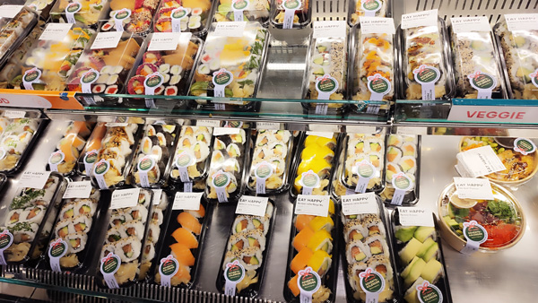 スーパーのお寿司コーナー。とにかくカラフル。ほぼすべて巻きもので、丼ものも少し置いてある。