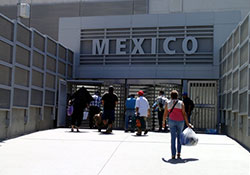 壁に囲まれたメキシコ国境の検問所