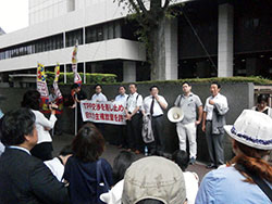 口頭弁論の開催時には東京地裁前で集会を開いてきた。ＴＰＰ交渉差止・違憲訴訟の会。