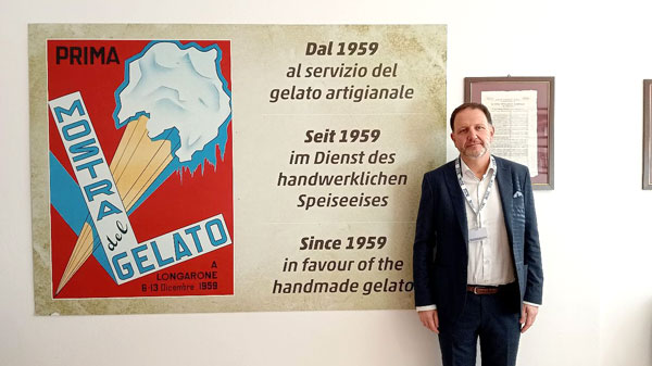 1959年の第1回ジェラートフェアのポスターと最高責任者のピッチニーニさん